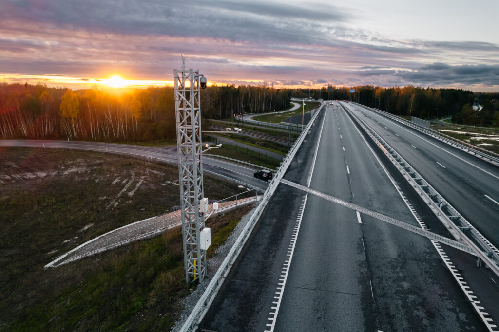 Teeilmajaama mast koos anduritega riigitee ääres