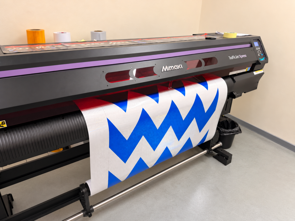 Mimaki TrafficJet Xpress prindib sinivalget mustrit helkurkilele liiklusmärkide jaoks.